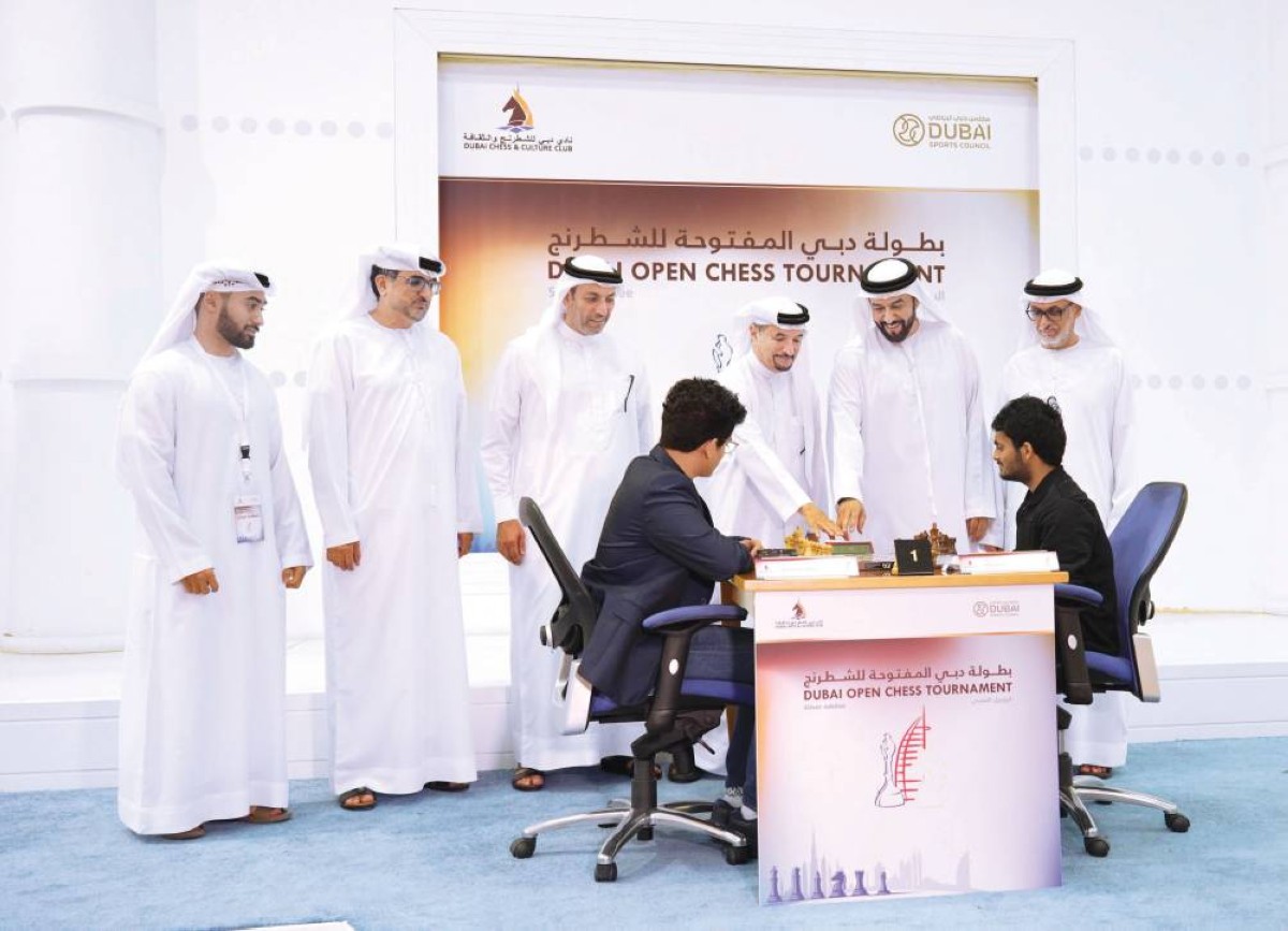 سعيد حارب يعطي شارة انطلاقة الجولة الأولى بحضور خالد علي الفلاسي 
