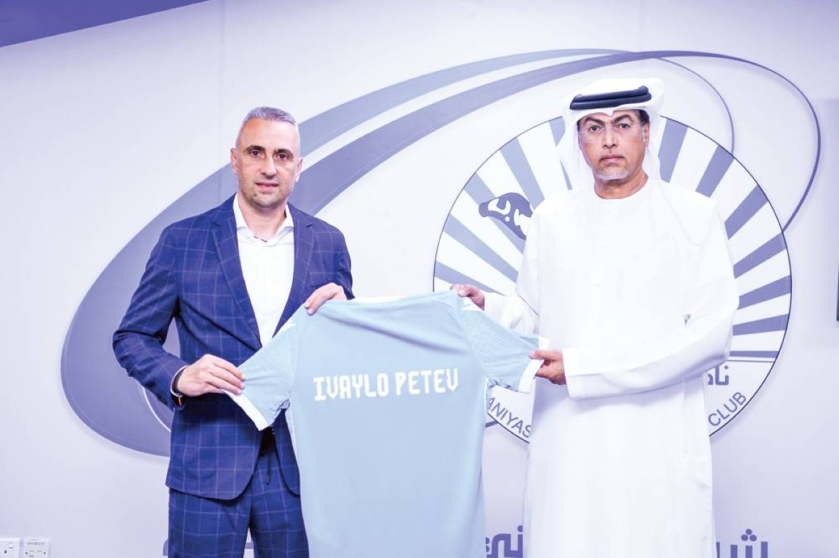 صقر المسكري خلال مراسم توقيع العقد مع إيفايلو بيتيف 