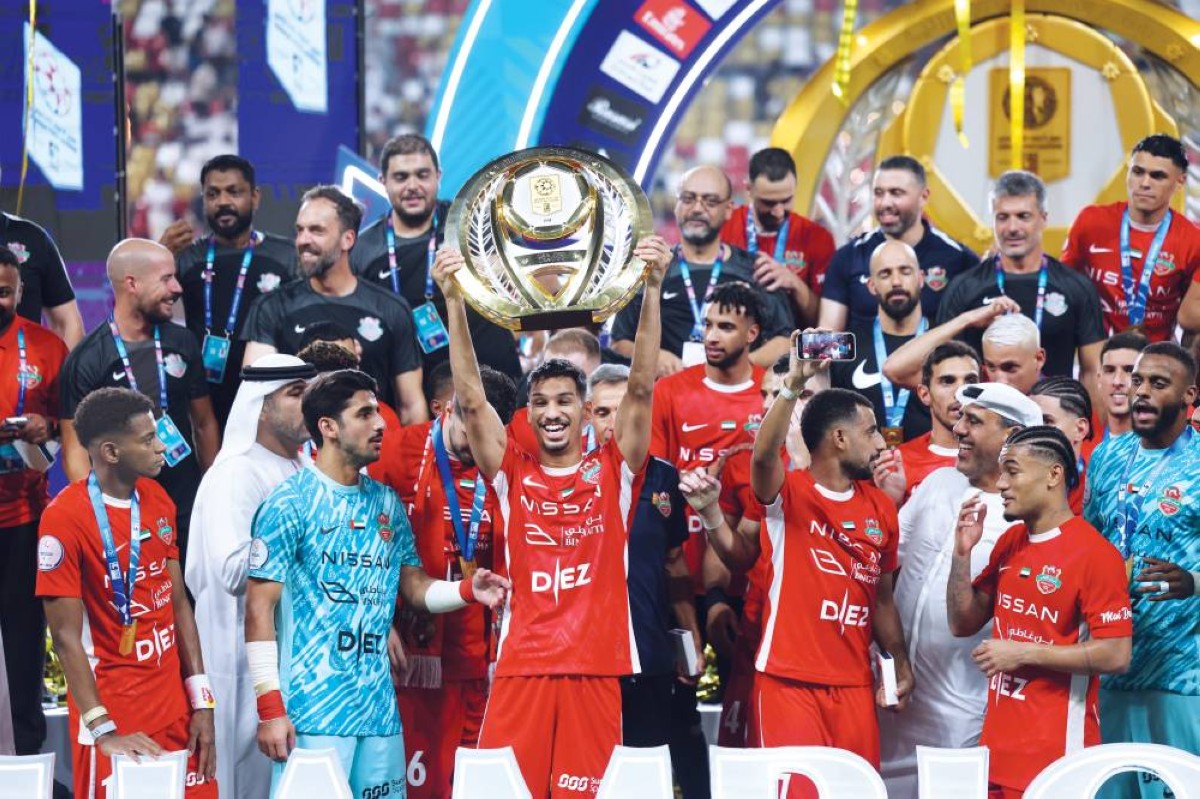 جانب من احتفال شباب الأهلي خلال التتويج بلقب الدوري 