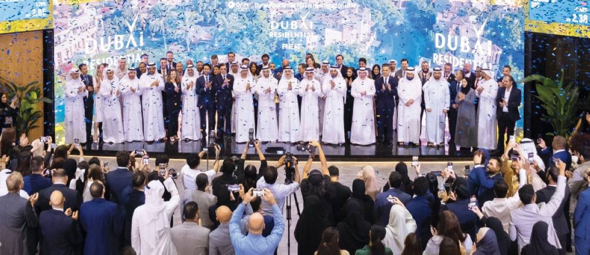 هلال المري ومالك آل مالك وحامد علي ونبيل رمضان وأميت كوشال وعمر كريم وكبار المسؤولين والضيوف خلال قرع جرس التداول