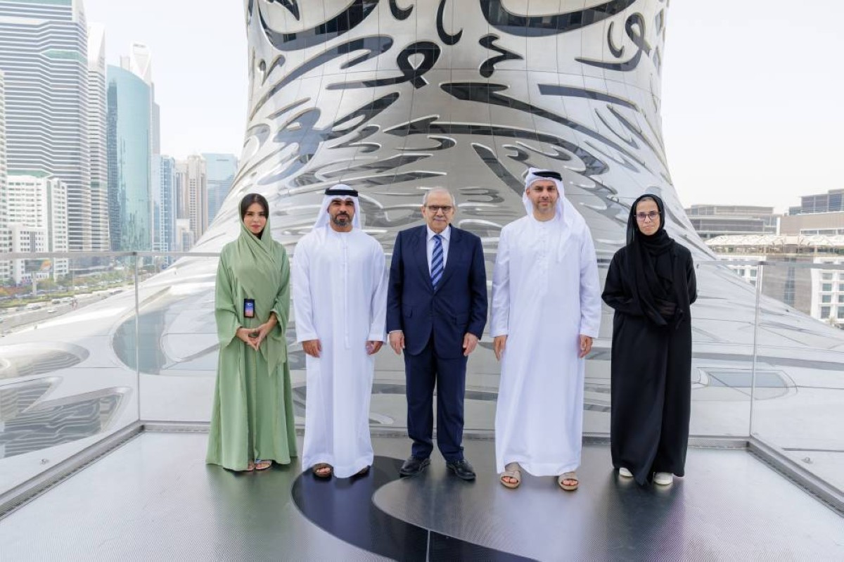 رئيس مجلس وزراء لبنان خلال زيارة جامع الشيخ زايد بحضور أنور قرقاش