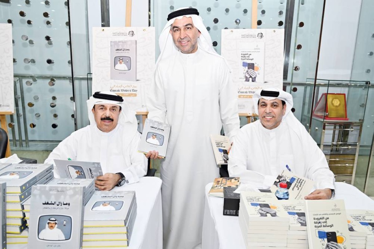 ظاعن شاهين وعلي عبيد خلال التوقيع يتوسطهما صلاح القاسم 