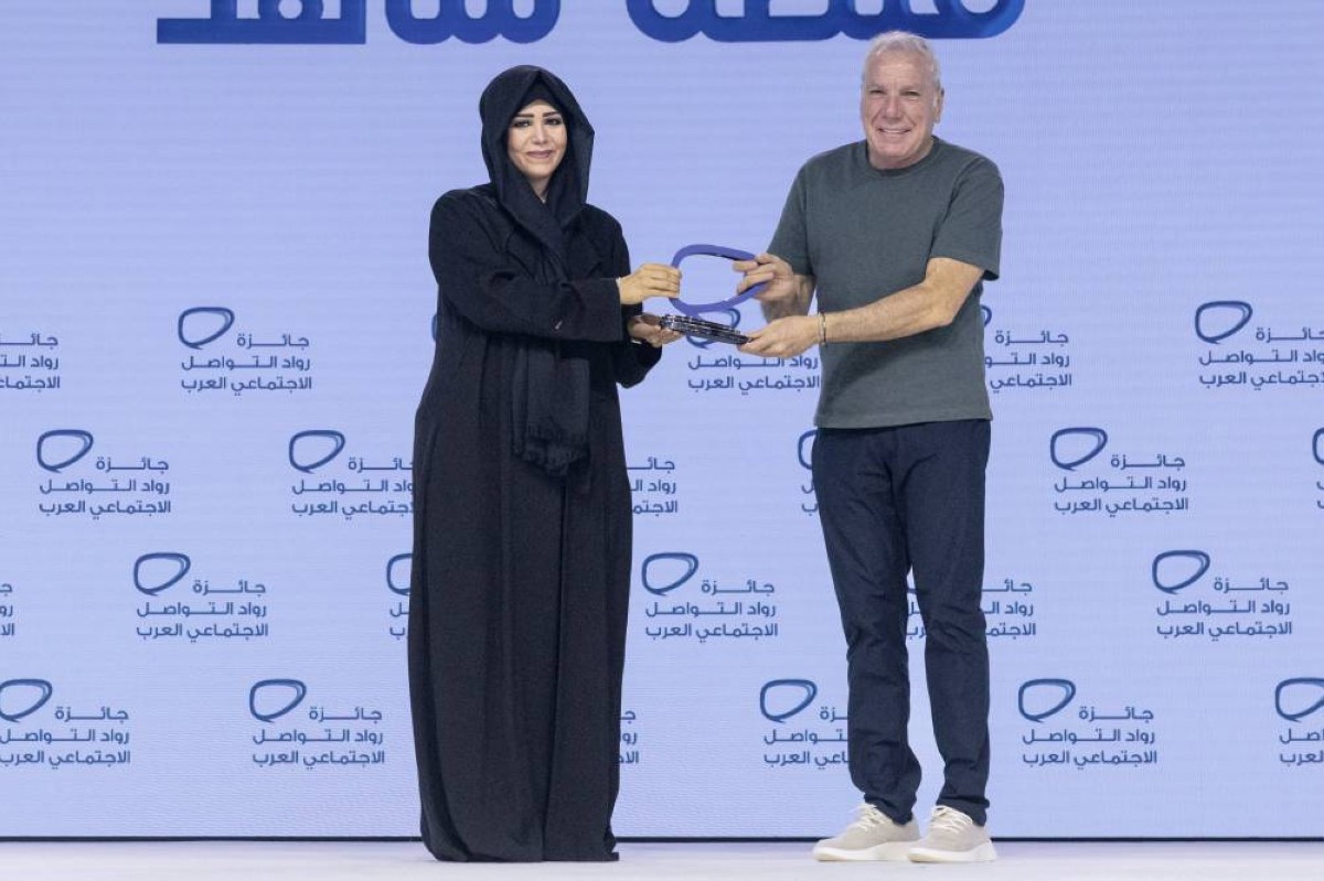 لطيفة بنت محمد تسلم جائزة منصة شاهد إلى علي جابر