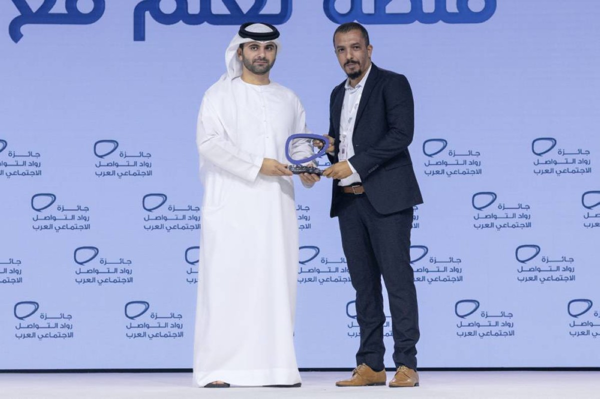 منصور بن محمد خلال تكريمه منصة "تعلّم مع زكريا"