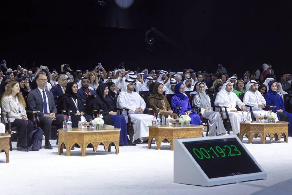 منصور بن محمد ولطيفة بنت محمد يشهدان جلسة «تداعيات الفوضى وتحديات صناعة الاستقرار»