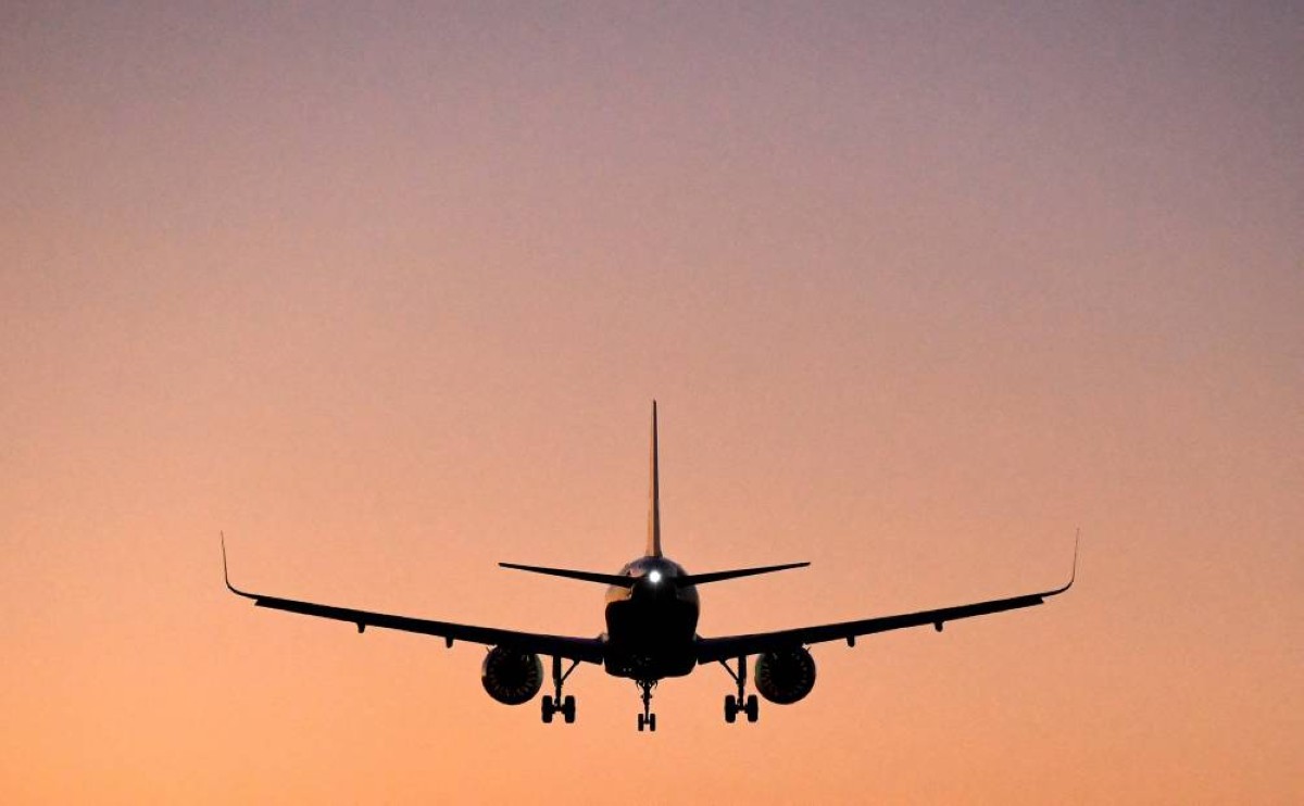 هل خاصية "وضع الطيران" فعالة حقاً؟ حقائق وخرافات عن عالم الطيران