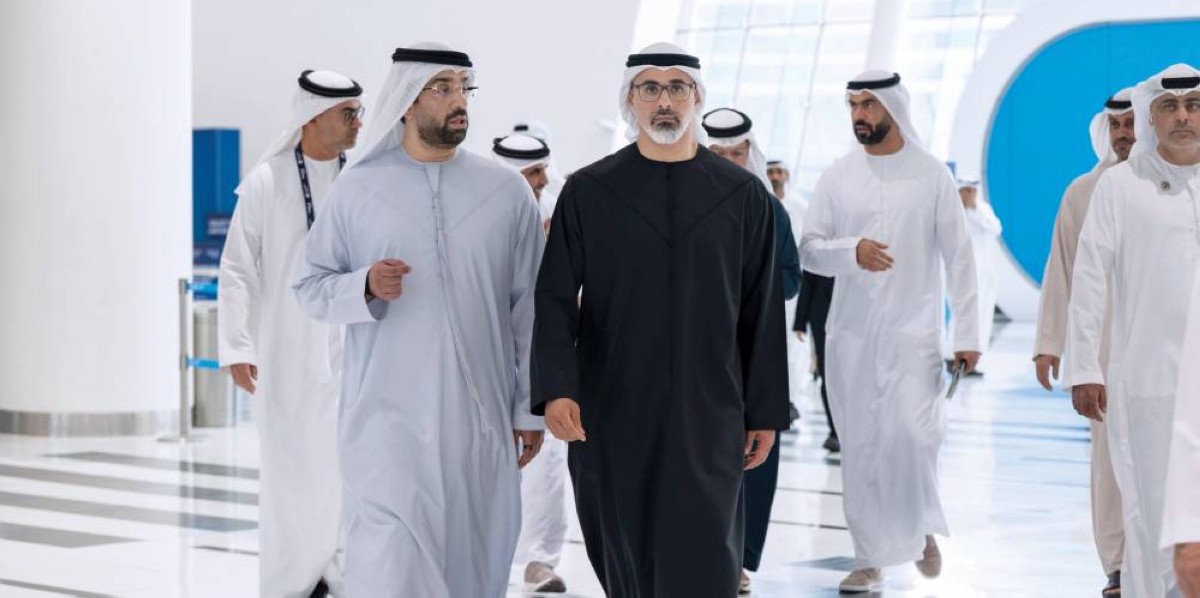 خالد بن محمد خلال جولته في المعرض 
