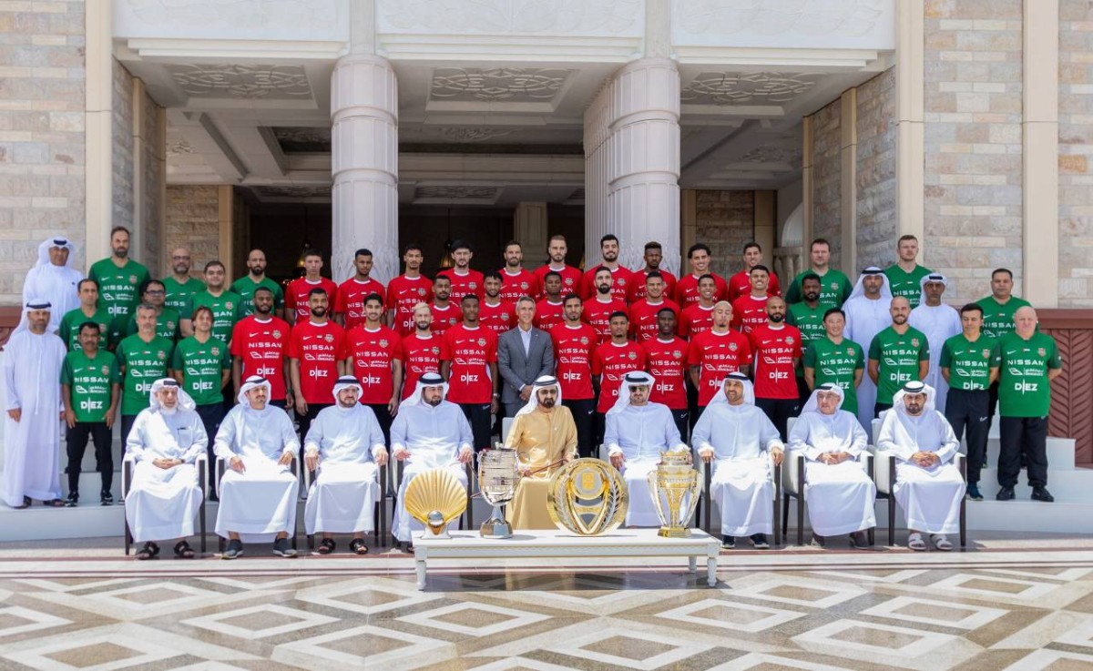 محمد بن راشد خلال استقبال فريق شباب الأهلي بحضور مكتوم بن محمد وأحمد بن محمد وخليفة سليمان وسعيد الطاير 