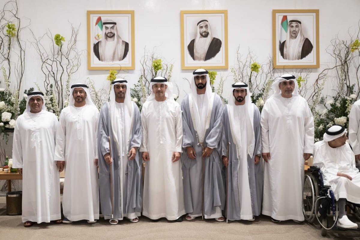 هزاع بن زايد في لقطة تذكارية مع العرسان وذويهم