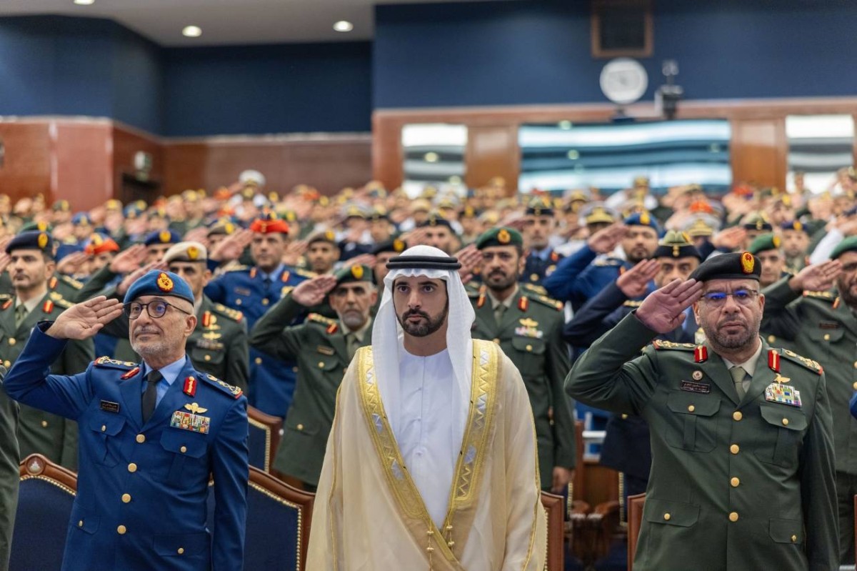 حمدان بن محمد خلال حفل تخريج الدورة الـ34 في كلية القيادة والأركان المشتركة بحضور عيسى المزروعي وسعيد العلوي وقيادات عسكرية 