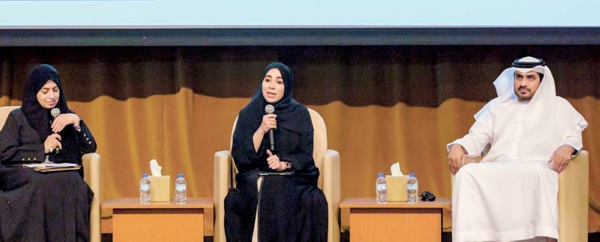 فيصل الشامسي وعائشة الرميثي وهند الزعابي خلال الندوة