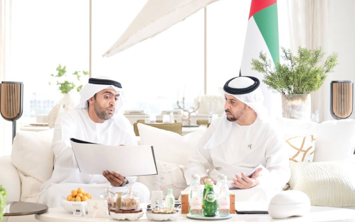 حمدان بن زايد يطلع من منصور المنصوري على الخدمات الصحية بالظفرة