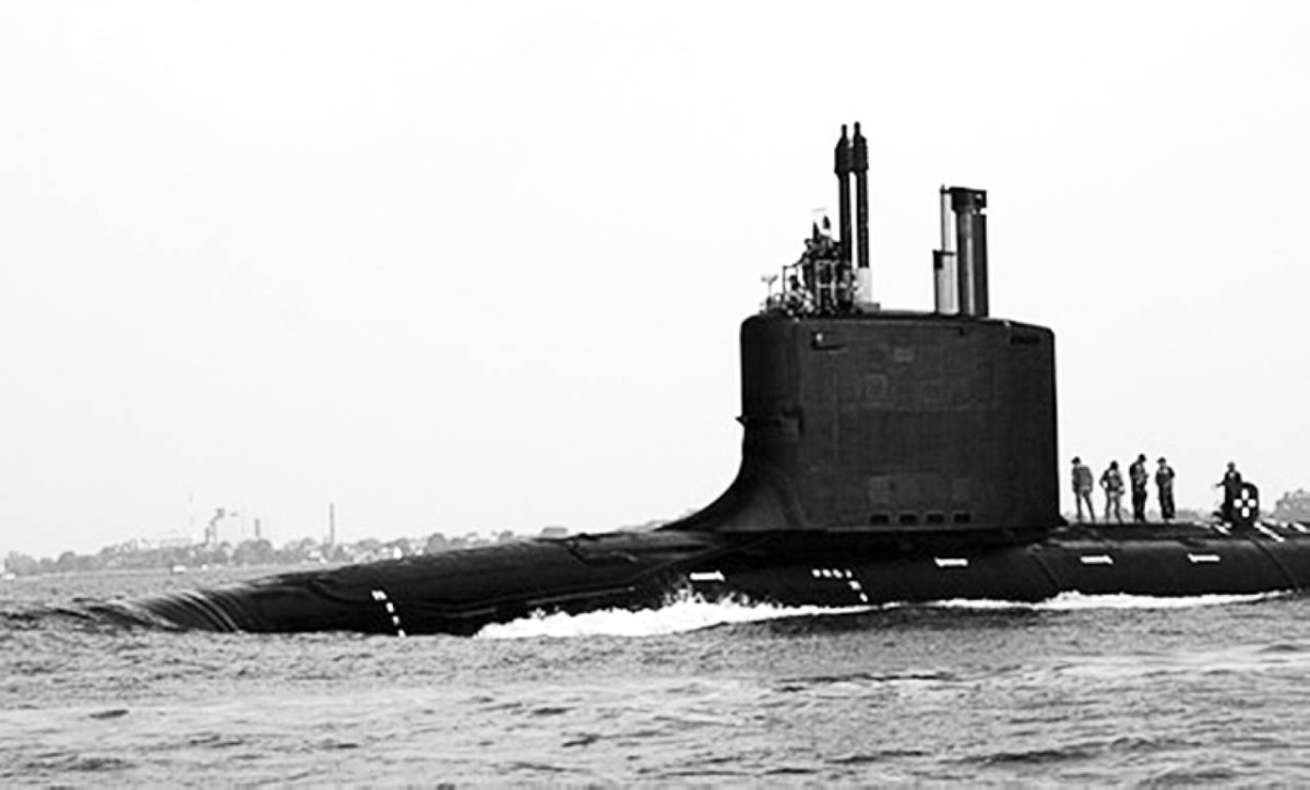 1952 الاتحاد السوفيتي يدشن أول غواصة نووية في العالم.
