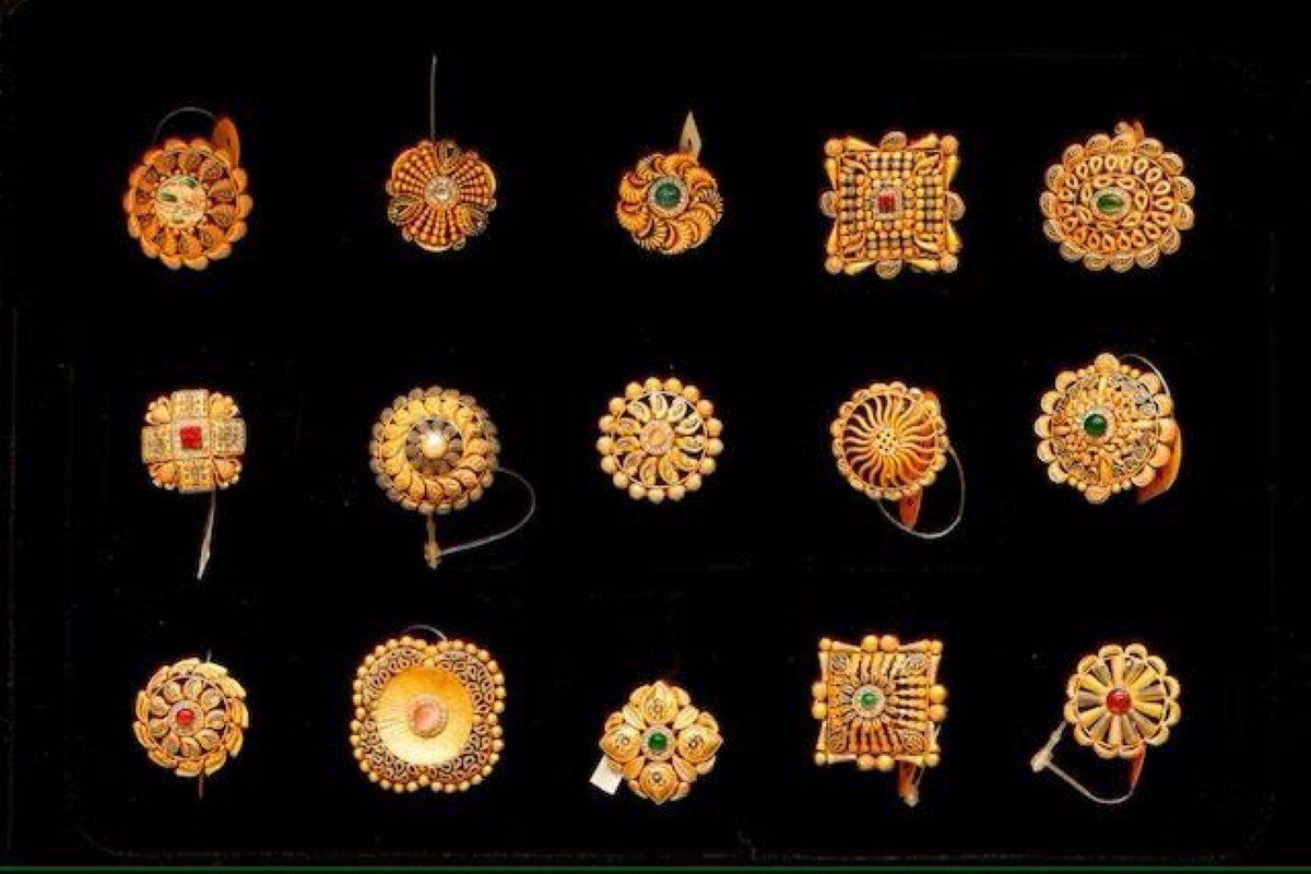 قطع ذهبية للبيع داخل متجر للمجوهرات في سريناغار، 4 أبريل 2025