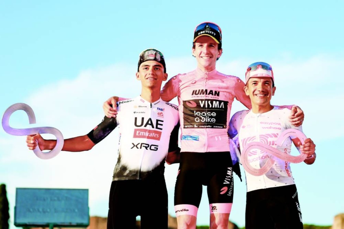 الفائزون على منصة التتويج