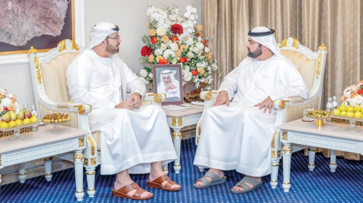 محمد الشرقي ومحمد القرقاوي خلال توقيع محمد بن حمد بن سيف ومحمد بن طليعة اتفاقية الشراكة