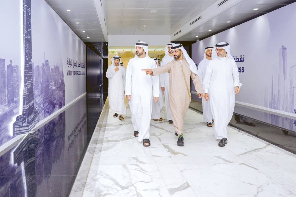 حمدان بن محمد أثناء الزيارة يرافقه عمر العلماء وحمد بوعميم وأحمد بن سليم 