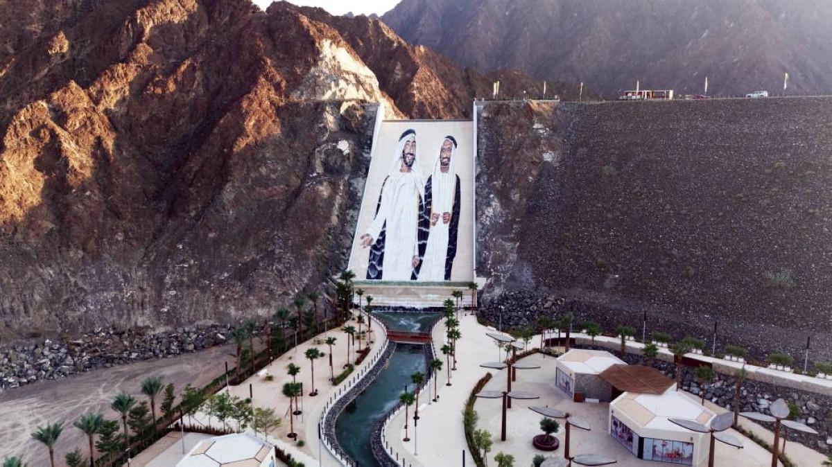 «جدارية زايد وراشد» عمل إبداعي باستخدام 1.2 مليون قطعة من الرخام 