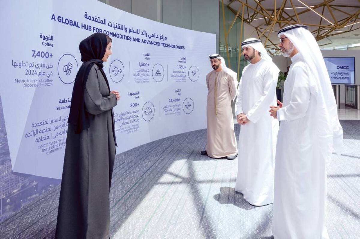 سموه يستمع إلى شرح من فريال أحمدي بحضور حمد بوعميم وأحمد بن سليم