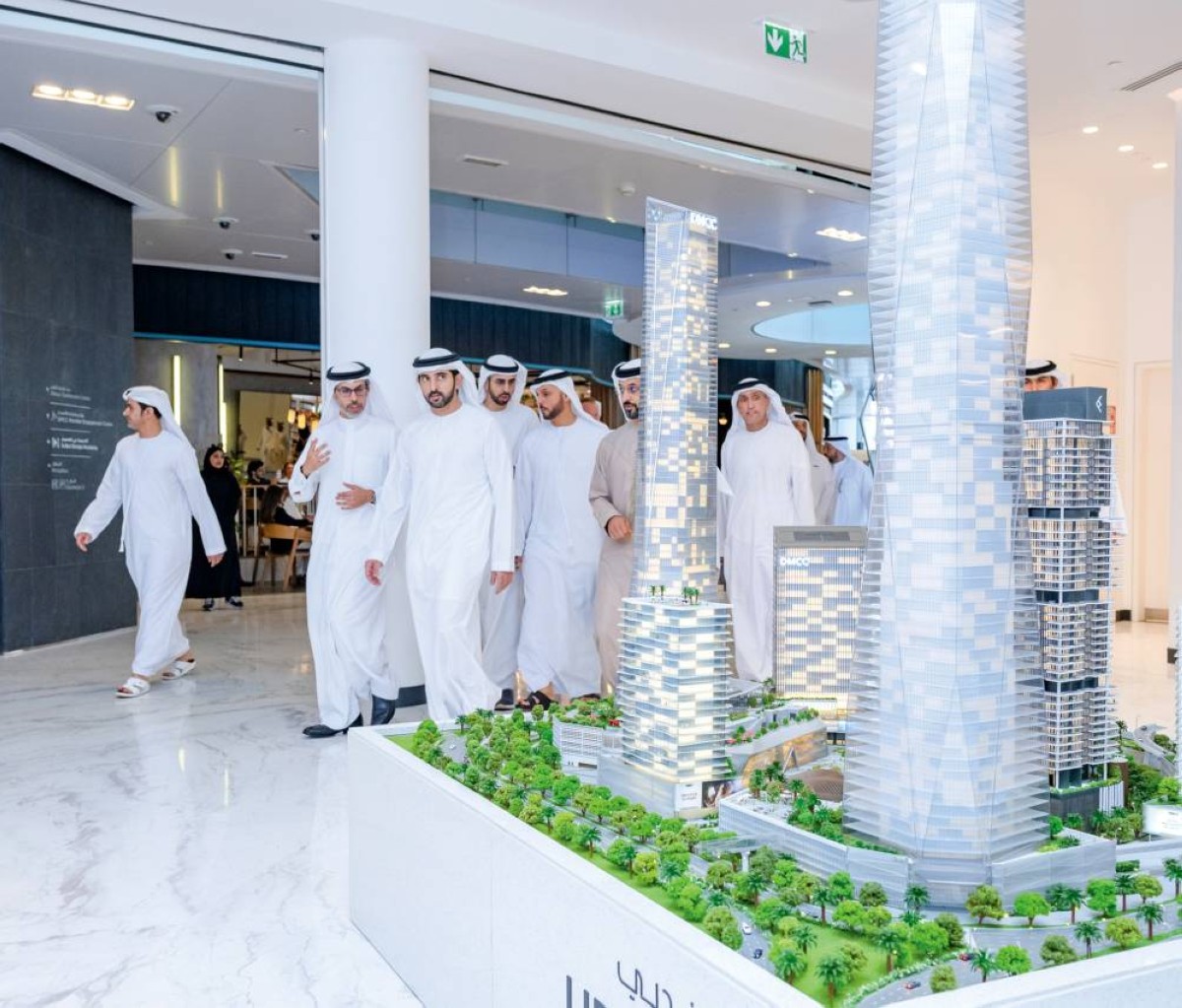 حمدان بن محمد أثناء الزيارة يرافقه عمر العلماء وحمد بوعميم وأحمد بن سليم والمسؤولون