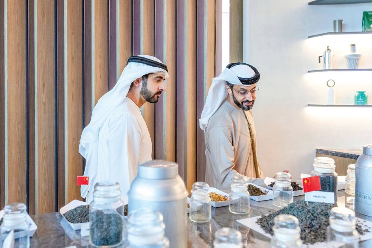 سموه خلال جولة في مركز السلع يرافقه أحمد بن سليم