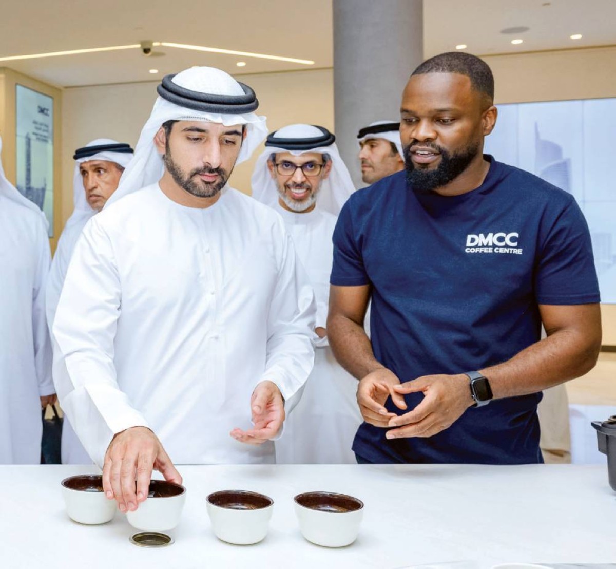 حمدان بن محمد خلال جولة في مركز القهوة بحضور حمد بوعميم