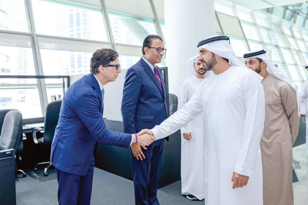 حمدان بن محمد يصافح قيادات المركز