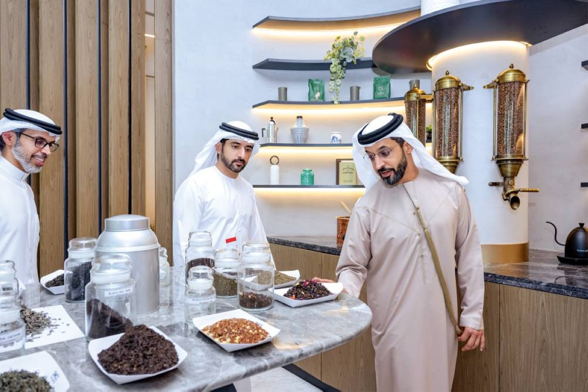 سموه أثناء تفقد المركز بحضور حمد بوعميم وأحمد بن سليم