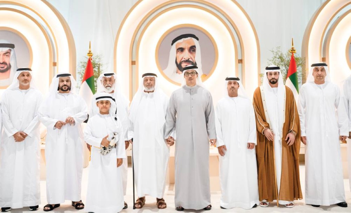 منصور بن زايد متوسطاً حضور الحفل والعريس وذويه 