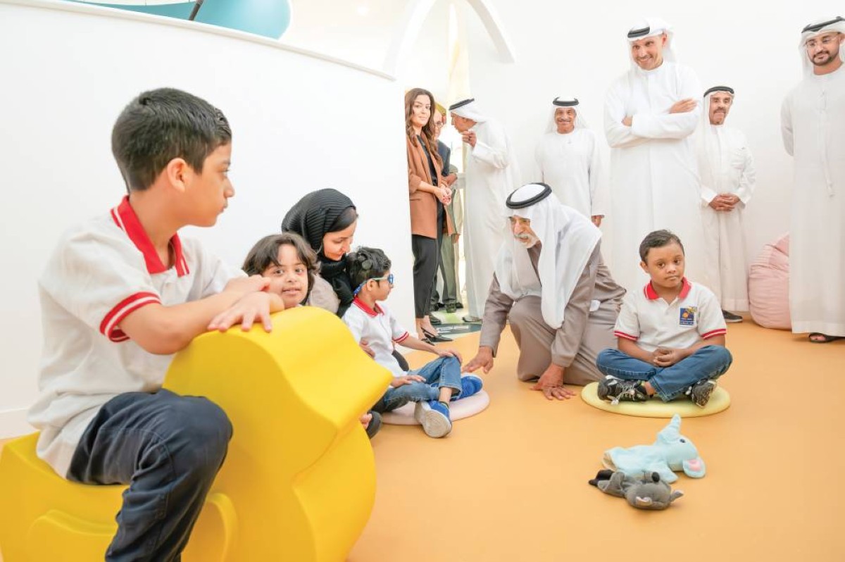نهيان بن مبارك في حديث أبوي مع أطفال المركز بحضور خلدون المبارك