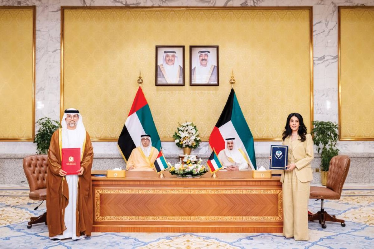 منصور بن زايد وأحمد الصباح خلال توقيع سهيل المزروعي ونورة المشعان مذكرة تعاون في النقل البري وأصول الطرق