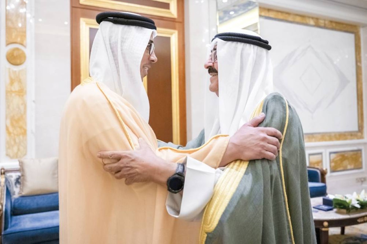 أمير الكويت مستقبلاً منصور بن زايد
