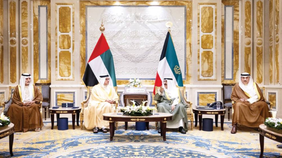 مشعل الصباح ومنصور بن زايد خلال المباحثات بحضور صباح الصباح ونهيان بن مبارك