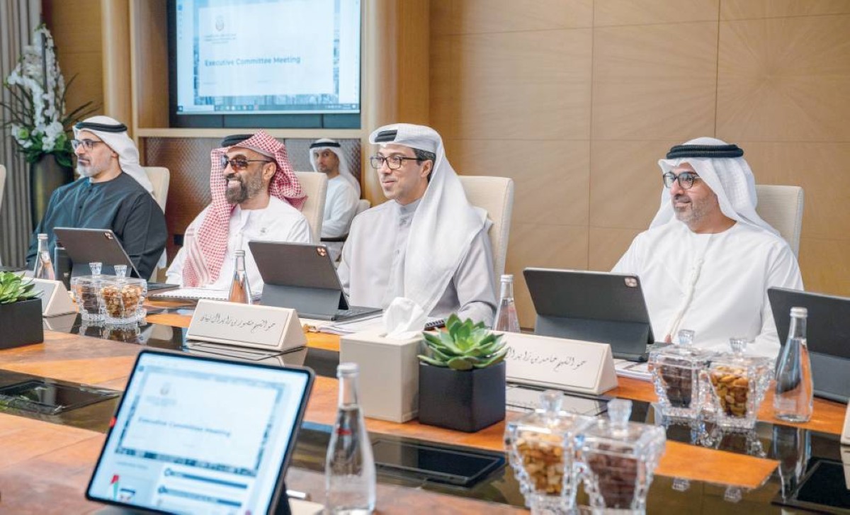 منصور بن زايد خلال الاجتماع بحضور خالد بن محمد وطحنون وحامد بن زايد 