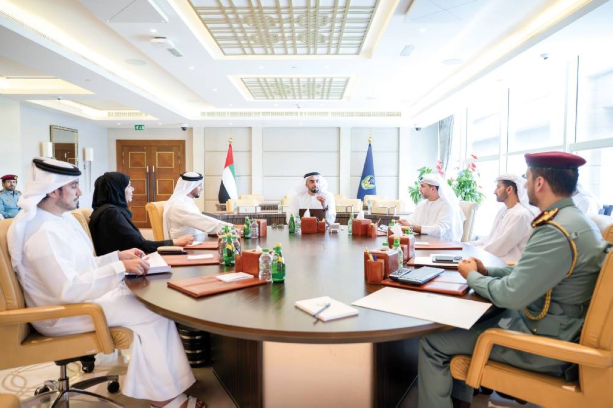 سيف بن زايد خلال الاجتماع بحضور عبدالله النعيمي وعبدالله آل حامد وسناء سهيل وماجد المسمار