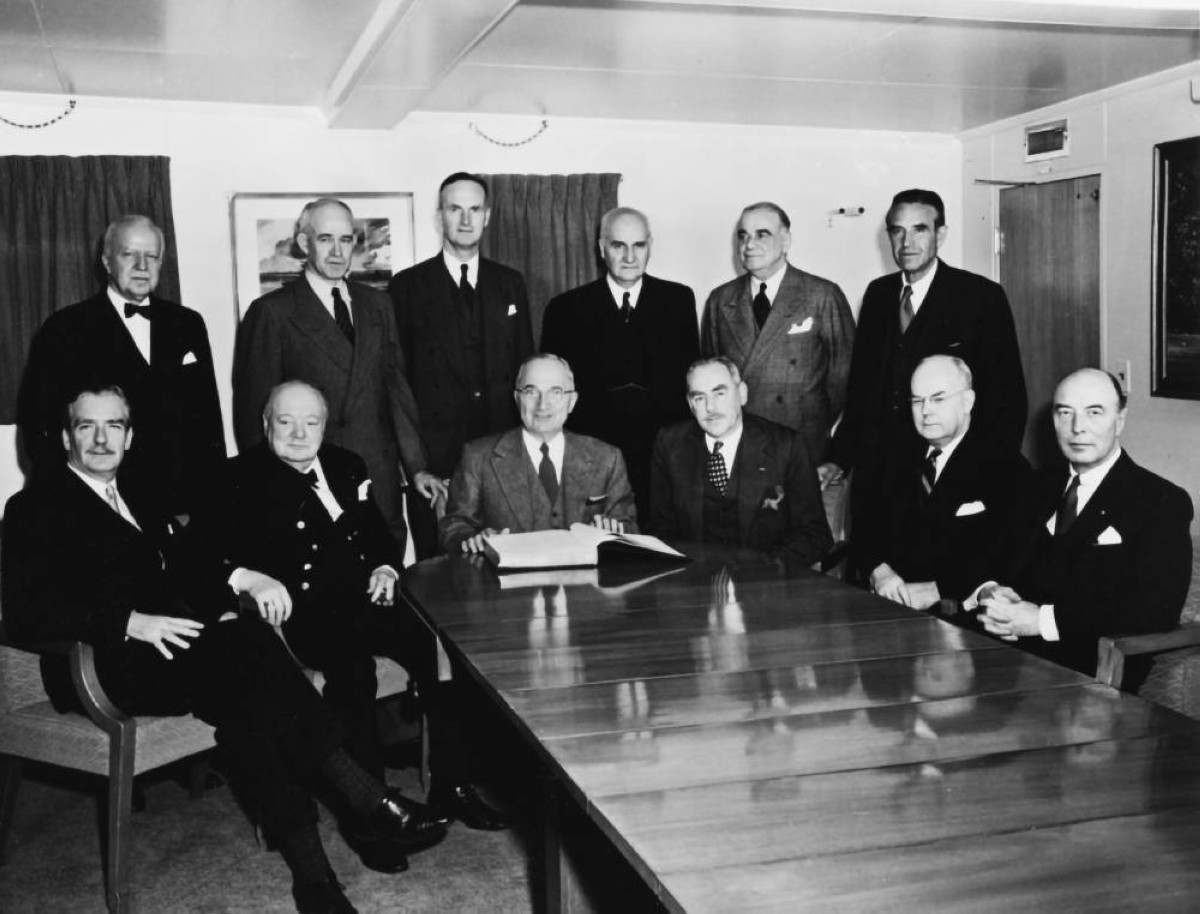 1947 -  وزير خارجية أمريكا جورج مارشال يعلن خطته لإعادة إعمار أوروبا بعد الحرب العالمية الثانية.