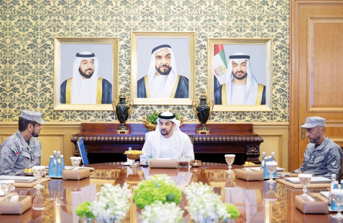  حمدان بن زايد خلال استقبال وفد قيادة الحرس الوطني 
