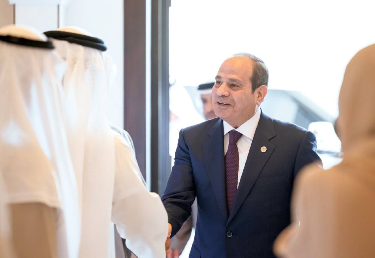  السيسي مصافحاً مستقبليه 