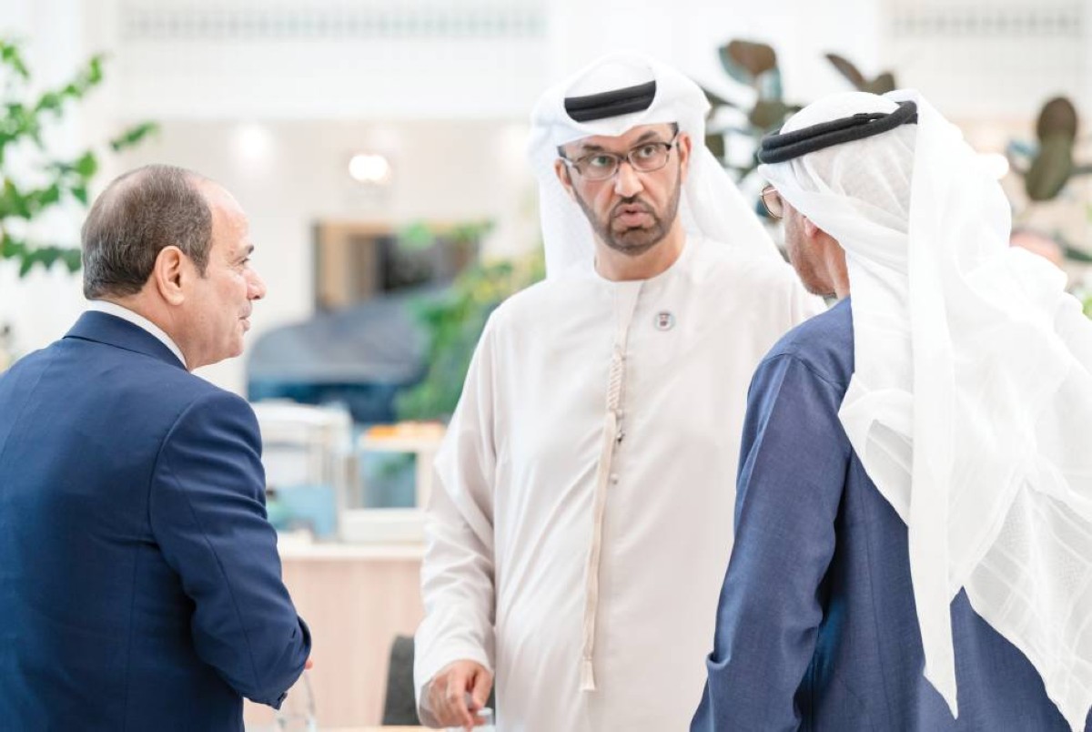  سموه وعبدالفتاح السيسي خلال اللقاء بحضور سلطان الجابر 