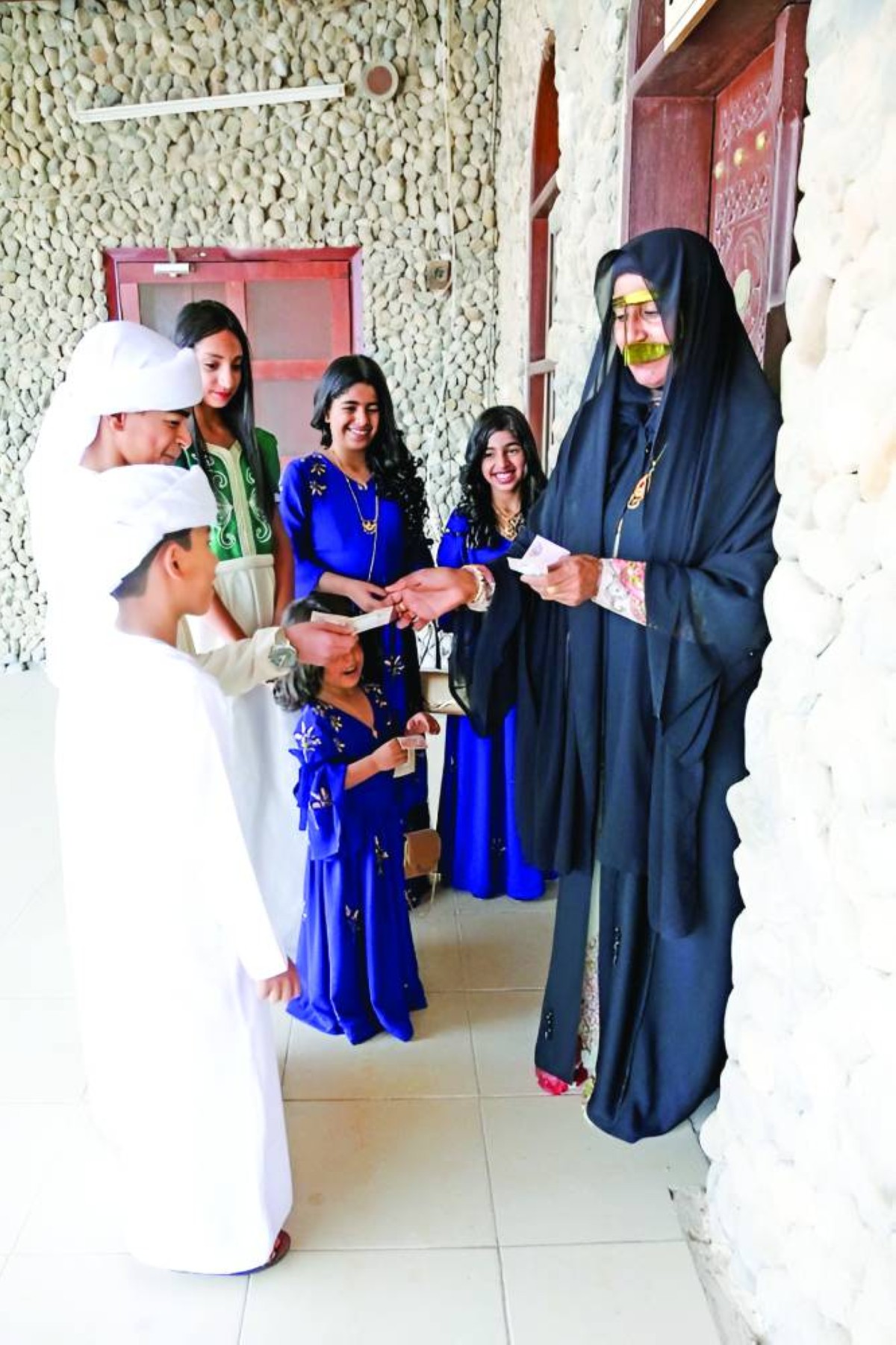 العيدية تُعبر عن قيم الكرم والتواصل بين الأجيال 