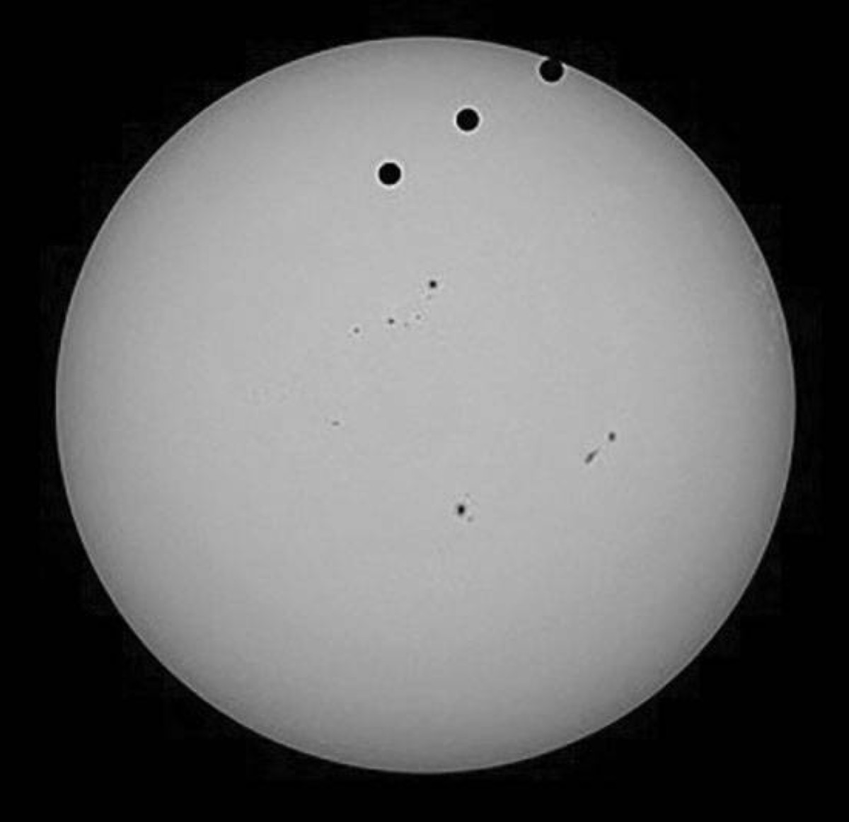 2012 -  عبور نادر لكوكب الزهرة أمام الشمس.