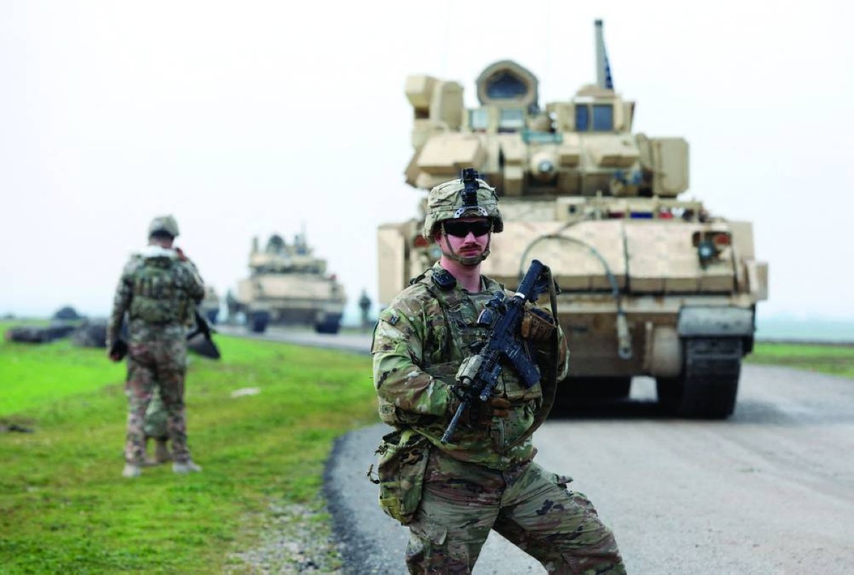 جنود من التحالف الذي تقوده الولايات المتحدة في سوريا خلال انتشارهم في شمال شرق البلاد 