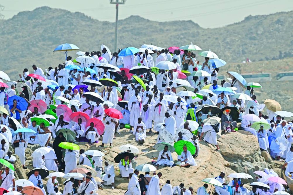  حجاج يبتهلون إلى الله تعالى على جبل الرحمة في يوم عرفة   