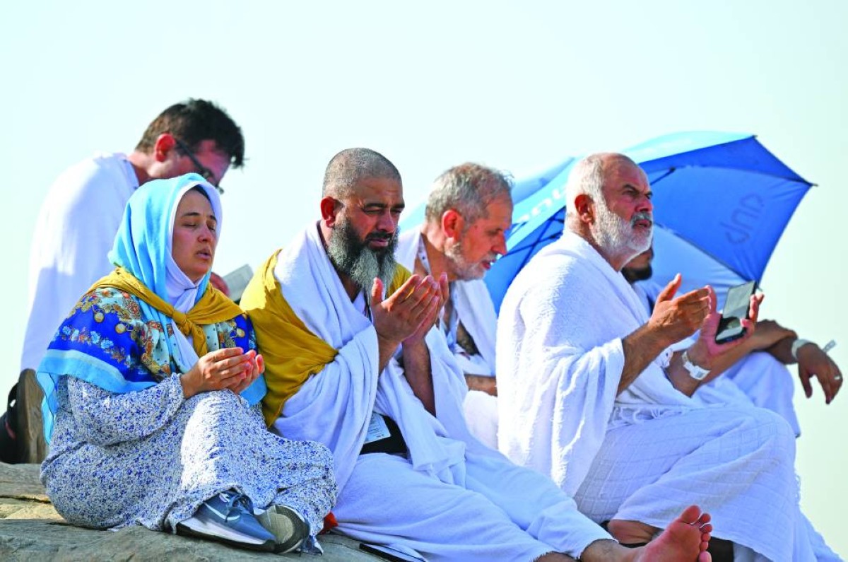  حجاج يلهجون بالدعاء خلال الوقوف بعرفات  