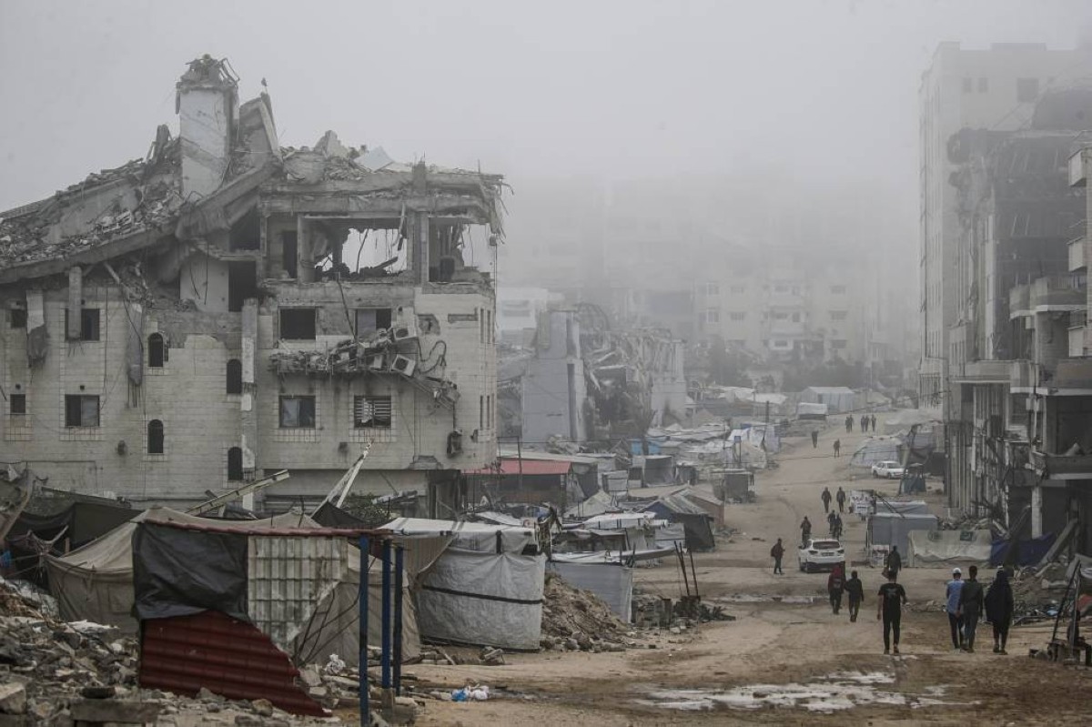 نازحون فلسطينيون في رحلة بحث عن مأوى بعد تدمير غارات منازلهم شمال القطاع 