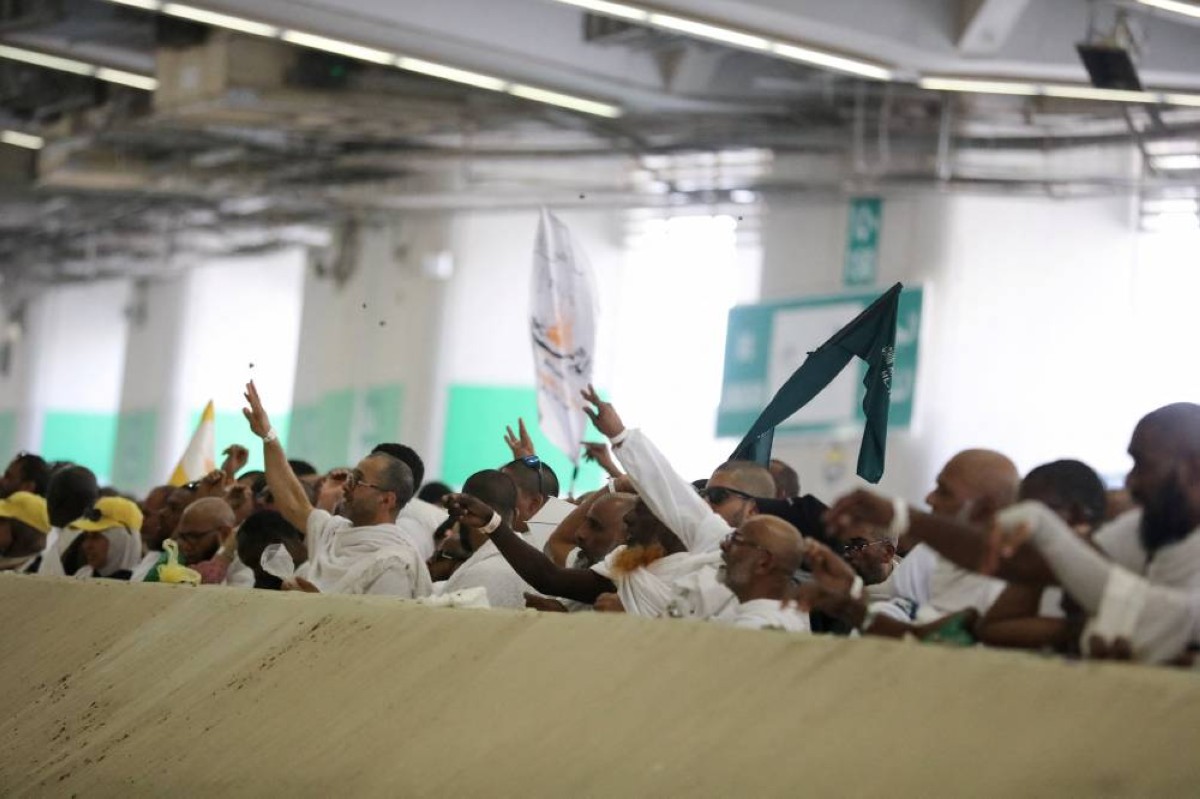 ضيوف الرحمن يرمون الجمرات في منى بكل يسر وسهولة 