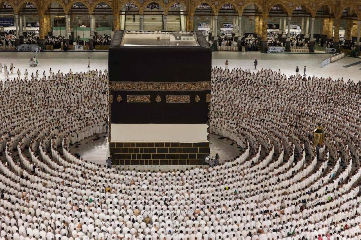 ضيوف الرحمن يؤدون الصلاة بالحرم المكي في أول أيام عيد الأضحى المبارك