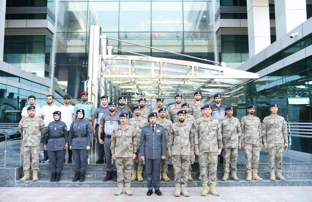 أحمد سيف المهيري متوسطاً الضباط والأفراد خلال زيارته مركز شرطة الروضة 