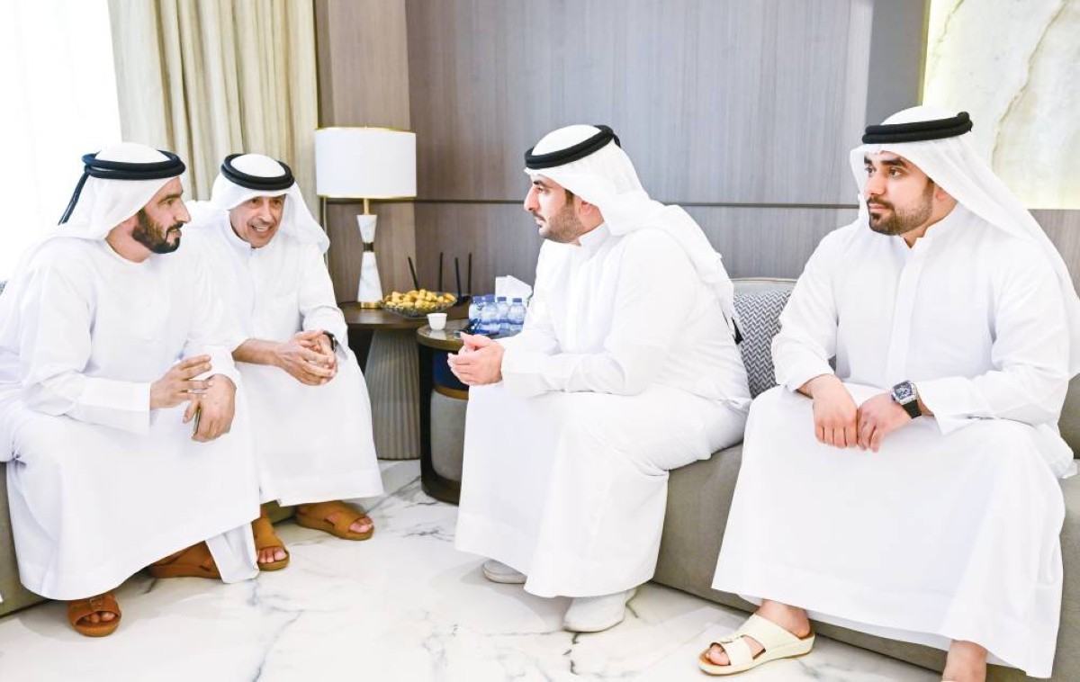 محمد بن مكتوم خلال تقديم واجب العزاء