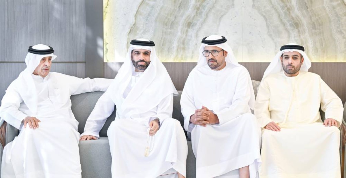 هلال بن ذياب آل نهيان خلال تقديم واجب العزاء